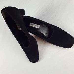 Giorgio Armani 10 EURO 40 Black Suede Pumps ITALY